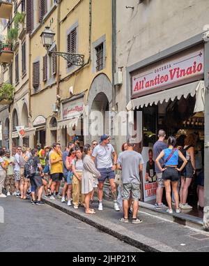 I clienti che fanno la fila fuori da tutto l'Antico Vinaio Via dei Neri Firenze Italia Foto Stock