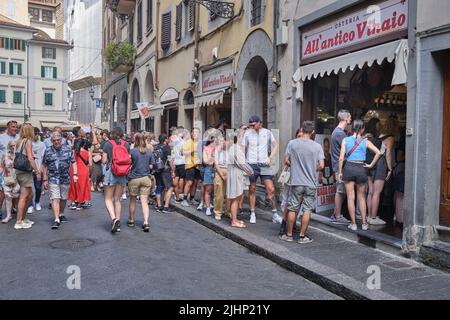 I clienti che fanno la fila fuori da tutto l'Antico Vinaio Via dei Neri Firenze Italia Foto Stock