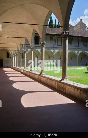 Il secondo Chiostro della Chiesa di Santa Croce Firenze Foto Stock