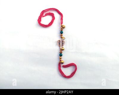 rakhi rosso per il festival indiano di raksha bhandhan Foto Stock