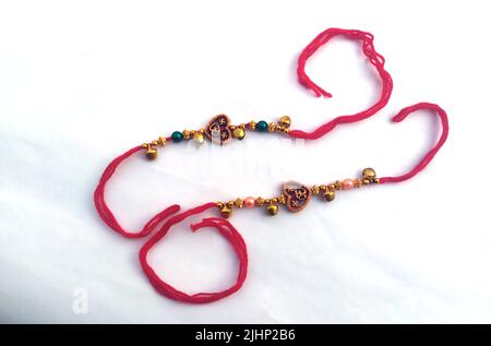 rakhi rosso per il festival indiano di raksha bhandhan Foto Stock