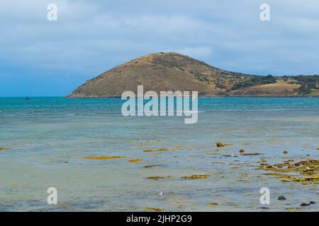 La scogliera di Rosetta Head, vista attraverso Encounter Bay a Victor Harbor in South Australia. Foto Stock