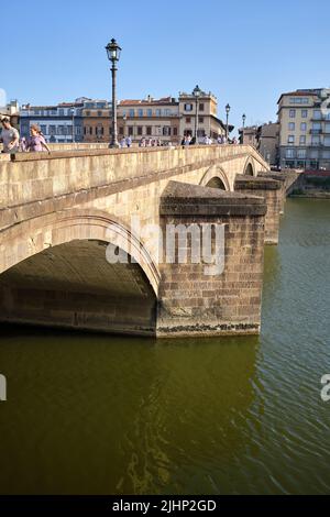 Ponte Santa Trinita e fiume Arno a Firenze Foto Stock