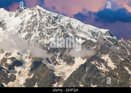 Monte Rosa (Alpi Italiane) visto da Macugnaga in estate al tramonto in Europa Foto Stock