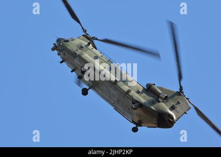 Fairford, Regno Unito. 16th luglio 2022. Boeing CH-47 Chinook ha messo i suoi passi al Royal International Air Tattoo 2022 a RAF Fairford, Regno Unito Foto Stock