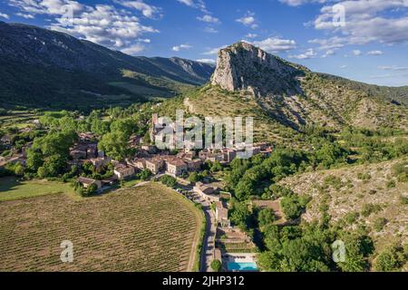 Veduta aerea di un borgo medievale, Saint-Jean-de-Bueges con vigneto sulle montagne in estate in Francia Foto Stock