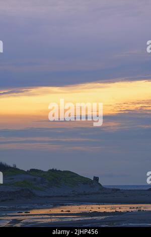 Rovina sulla spiaggia al tramonto Foto Stock