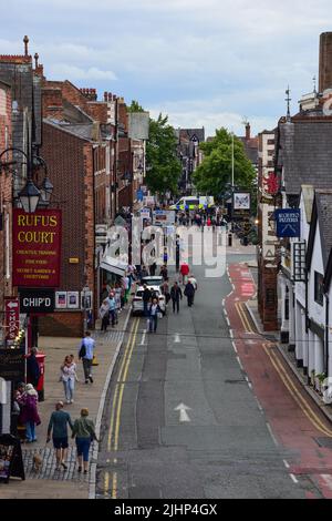 Chester, Regno Unito: 3 luglio 2022: Una vista generale di Northgate Street, vicino alle mura romane. E' una zona popolare con negozi indipendenti, ristoranti e. Foto Stock