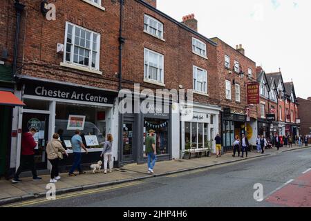 Chester, Regno Unito: 3 luglio 2022: Una vista generale di Northgate Street, vicino alle mura romane. E' una zona popolare con negozi indipendenti, ristoranti e. Foto Stock