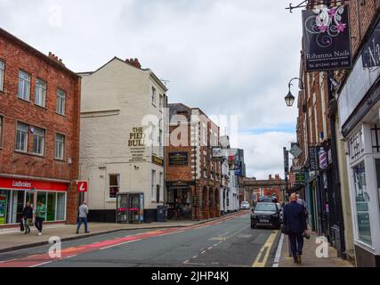 Chester, Regno Unito: 3 luglio 2022: Una vista generale di Northgate Street, vicino alle mura romane. E' una zona popolare con negozi indipendenti, ristoranti e. Foto Stock