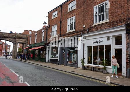 Chester, Regno Unito: 3 luglio 2022: Una vista generale di Northgate Street, vicino alle mura romane. E' una zona popolare con negozi indipendenti, ristoranti e. Foto Stock