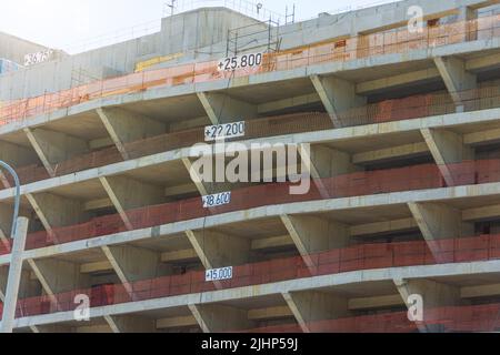 Pavimenti segnati in metri su balconi in cemento, costruzione di un grande edificio in cemento Foto Stock