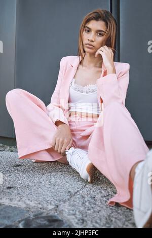 Ritratto di una giovane donna da corsa mista alla moda e sicura che guarda alla moda mentre si posa e si passa il tempo in città. Donna ispanica alla moda Foto Stock