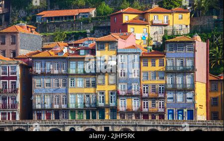 Tipiche vecchie case con facciate colorate a Ribeira district, Porto, Portogallo. Foto Stock