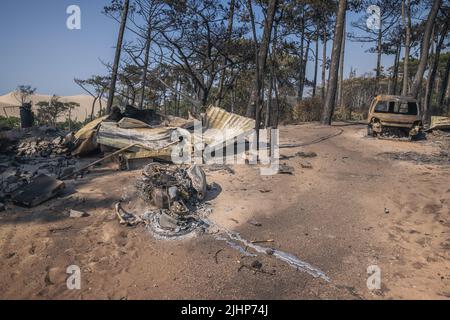 Les Flots Bleus campsitesouth, Francia, 19 luglio 2022, campeggio Les Flots Bleus il 19 luglio 2022, Francia sud-occidentale. Due incendi boschivi bruciano nel dipartimento della Gironda nel sud-ovest della Francia per una settimana, e un totale di 37.000 persone sono state evacuate dalla zona. Uno degli incendi ha raggiunto la costa di Dune du Pilat, la duna di sabbia più alta d'Europa, che è anche un luogo popolare per il campeggio. Almeno cinque campeggi vicini alla duna sono “90% distrutti” secondo il prefetto locale. Foto di Clement Viala/infobassin.com/ABACAPRESS.COM Foto Stock