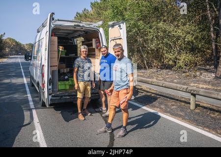 Les Flots Bleus campsitesouth, Francia, 19 luglio 2022, Volunteers bevande fredde a mano il 19 luglio 2022, Francia sud-occidentale. Due incendi boschivi bruciano nel dipartimento della Gironda nel sud-ovest della Francia per una settimana, e un totale di 37.000 persone sono state evacuate dalla zona. Uno degli incendi ha raggiunto la costa di Dune du Pilat, la duna di sabbia più alta d'Europa, che è anche un luogo popolare per il campeggio. Almeno cinque campeggi vicini alla duna sono “90% distrutti” secondo il prefetto locale. Foto di Clement Viala/infobassin.com/ABACAPRESS.COM Foto Stock