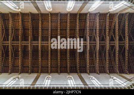 FIRENZE, ITALIA - 18 SETTEMBRE 2018: È un frammento dei soffitti lignei del tetto della navata centrale della Basilica di Santa Croce. Foto Stock