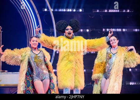 AUSTIN, TX - LUGLIO 19: Angeria si esibisce sul palco durante la drag Race di RuPaul Werq the World Tour 2022 all'ACL Live il 19 luglio 2022 ad Austin, Texas.(Photo by Maggie Boyd/SipaUSA) Credit: Sipa USA/Alamy Live News Foto Stock