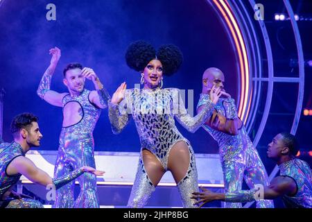 AUSTIN, TX - LUGLIO 19: Angeria si esibisce sul palco durante la drag Race di RuPaul Werq the World Tour 2022 all'ACL Live il 19 luglio 2022 ad Austin, Texas.(Photo by Maggie Boyd/SipaUSA) Credit: Sipa USA/Alamy Live News Foto Stock