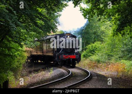 Il treno a vapore è alimentato lungo la linea ferroviaria della Severn Valley Railway vicino ad Arley, nel Worcestershire, Regno Unito Foto Stock