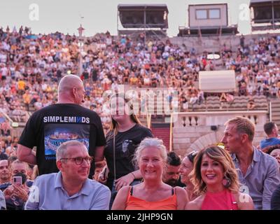 Arena, Verona, Italia, 18 luglio 2022, Fan durante Simple Minds - 40 anni di visite Tour - Concerto di Musica Foto Stock