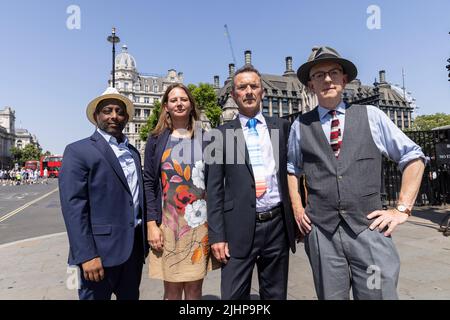 Scienziati Warning Europe, Climate Party, Westminster, Londra, Regno Unito (sinistra-destra) Sapienza da Costa, Sarah Hutchison, ed Gremmel e George Marshall, fondatori del Partito “scienziati che avvertono l’Europa” per il clima al di fuori delle Camere del Parlamento a Westminster, Londra, Regno Unito Credit: Jeff Gilbert/Alamy Live News Foto Stock