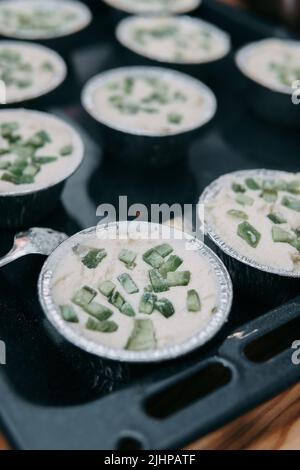 Cottura di cupcake dolci con frutta candita sul MK culinario. Noi cuciniamo a casa. Foto Stock