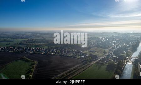 Rijkevorsel, Belgio, 14th aprile 2022, piccolo villaggio di Sint Jozef, sul canale Dessel Schoten foto aerea a Rijkevorsel, kempen, Belgio, che mostra il corso d'acqua nel verde naturale paesaggio agricolo. Foto di alta qualità. Foto di alta qualità Foto Stock