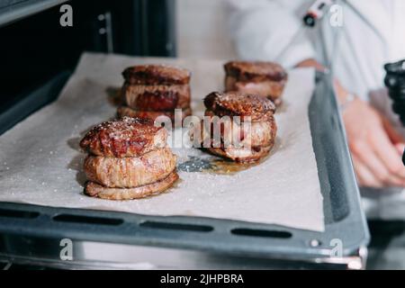 Carne di manzo per la cottura della bistecca. Il manzo crudo viene tagliato a fette. Bistecca al minion, cucina a casa Foto Stock