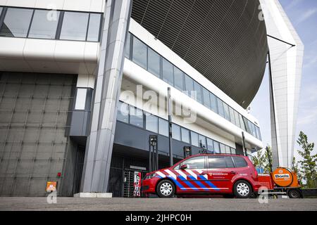 EINDHOVEN, Paesi Bassi, 2022-07-20 10:40:30 EINDHOVEN - un'auto per vigili del fuoco di fronte al Philips Stadium, sede della squadra di calcio PSV di Eindhoven. Parte del tetto era danneggiata da un incendio. ANP ROB ENGELAAR olanda OUT - belgio OUT Foto Stock