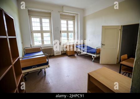 Lipsia, Germania. 15th luglio 2022. Vista di una sala di detenzione nell'ospedale di detenzione di 110 anni della prigione di Lipsia. Il nuovo ospedale sostituisce il vecchio ospedale di detenzione costruito nel 1913. Credit: Jan Woitas/dpa/Alamy Live News Foto Stock