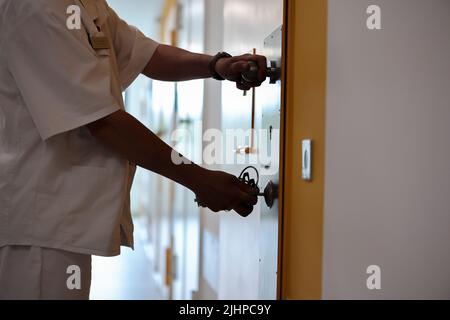 Lipsia, Germania. 15th luglio 2022. Un'infermiera apre la porta ad una stanza di detenzione nel nuovo ospedale di detenzione della prigione di Lipsia. Il nuovo ospedale sostituisce il vecchio ospedale di detenzione costruito nel 1913. Credit: Jan Woitas/dpa/Alamy Live News Foto Stock