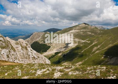 Vista panoramica della valle del Monte Bove durante la giornata estiva di luglio con le nuvole nelle Marche Italia Foto Stock