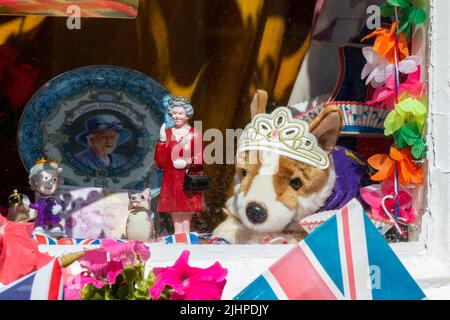 Le decorazioni non ufficiali per il Platinum Jubilee della Regina Elisabetta II includono una regina modello ondeggiante e un morbido giocattolo corgi indossare una tiara. Foto Stock