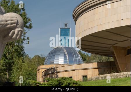 Chorzow, Slesia, Polonia; 18th luglio 2022: Planetarium - complesso osservatorio astronomico con una torre panoramica e una parte del monumento Copernico a S. Foto Stock