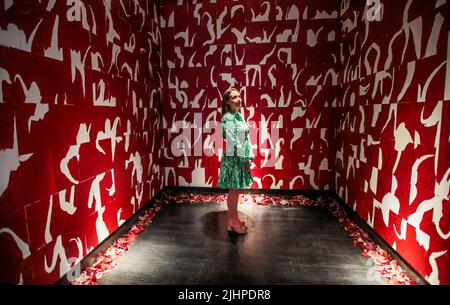 Londra UK 20 luglio 2022 HOA DUNG CLERGET la variabile di dimensioni per l'installazione della carta Trace Carbon . Christies presenta il lavoro della prossima generazione di artisti, aperto dal 20 al 29 luglio a Christie’s. Riunendo le opere di 29 talenti emergenti. Paul Quezada-Neiman/Alamy Live News Foto Stock