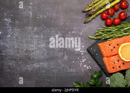 Fotografia in bianco di salmone crudo, asparagi, rosmarino, limone Foto Stock