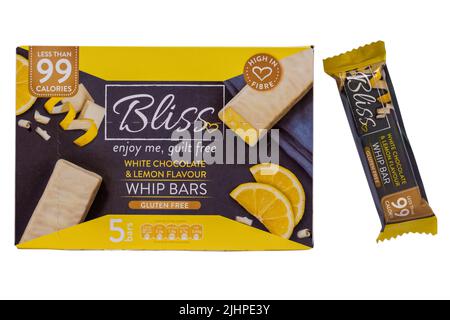 Scatola di Bliss bianco cioccolato & limone aroma frusta bar senza glutine con uno rimosso isolato su sfondo bianco Foto Stock