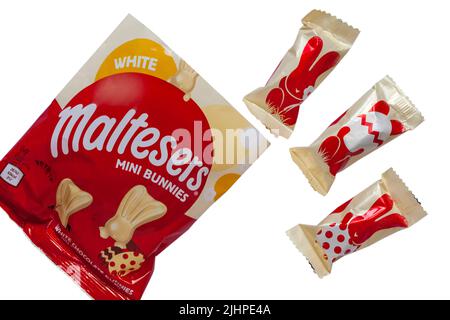 Confezione di mini coniglietti bianchi di cioccolato Maltesers isolati su sfondo bianco - mini coniglietti confezionati singolarmente per Pasqua Foto Stock