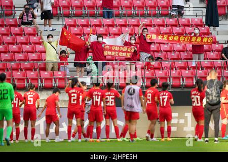 Toyota City, Giappone. 20th luglio 2022. Tifosi della Cina allietano dopo l'EAFF 2022 (Federazione di calcio dell'Asia orientale) e-1 Football Championship Women's match tra Cina e Taipei cinese al Toyota Stadium di Toyota City nella prefettura di Aichi, Giappone, 20 luglio 2022. Credit: Zhang Xiaoyu/Xinhua/Alamy Live News Foto Stock