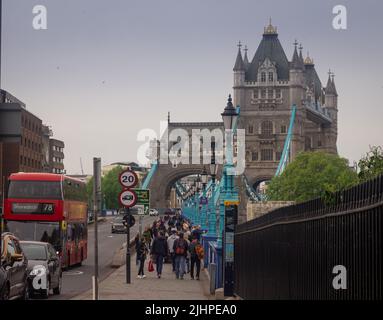 Londra, Regno Unito - Maggio 2022: Tower Bridge, turisti che camminano sul Tower Bridge Foto Stock