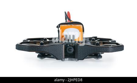 Drone Cinewhoop FPV nero con vista frontale della batteria con messa a fuoco selettiva. Isolato su bianco, tracciato di ritaglio incluso Foto Stock