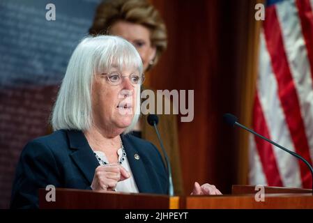 Il senatore degli Stati Uniti Patty Murray (democratico di Washington) offre osservazioni durante la conferenza stampa del pranzo politico del Senato democratico al Campidoglio degli Stati Uniti a Washington, DC, USA, martedì 19 luglio, 2022. Foto di Rod Lammey/CNP/ABACAPRESS.COM Foto Stock