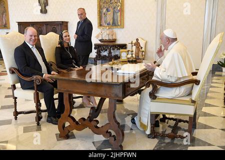 Vaticano, Città del Vaticano, 20 luglio 2022. Il Principe Alberto di Monaco e la sua moglie, la principessa Charlene, incontrano Papa Francesco durante un'udienza privata in Vaticano il 20 luglio 2022. Foto di Vatican Media (EV)/ABACAPRESS.COM Foto Stock