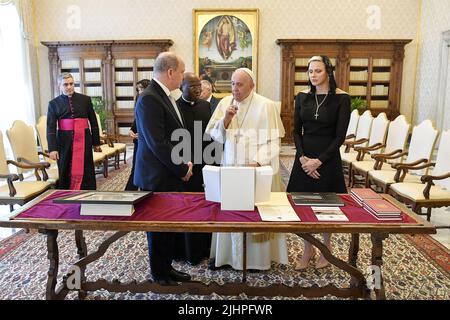 Vaticano, Città del Vaticano, 20 luglio 2022. Il Principe Alberto di Monaco e la sua moglie, la principessa Charlene, incontrano Papa Francesco durante un'udienza privata in Vaticano il 20 luglio 2022. Foto di Vatican Media (EV)/ABACAPRESS.COM Foto Stock