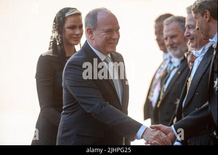 Roma, Italia. 20th luglio 2022. Italia, Roma, Vaticano, 22/07/20. Il Principe Alberto II di Monaco e la sua principessa consorte Charlene di Monaco arrivano, per un incontro privato con il Santo Padre, al cortile di San Damaso.il principe Alberto II di Monaco e la principessa consorte Charlene di Monaco arrivano, per un incontro privato con il Santo Padre, Nel cortile di San Damaso. Foto di Massimiliano MIGLIORATO/Catholic Press Photo Credit: Agenzia fotografica indipendente/Alamy Live News Foto Stock