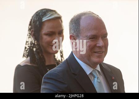 Roma, Italia. 20th luglio 2022. Italia, Roma, Vaticano, 22/07/20. Il Principe Alberto II di Monaco e la sua principessa consorte Charlene di Monaco arrivano, per un incontro privato con il Santo Padre, al cortile di San Damaso.il principe Alberto II di Monaco e la principessa consorte Charlene di Monaco arrivano, per un incontro privato con il Santo Padre, Nel cortile di San Damaso. Foto di Massimiliano MIGLIORATO/Catholic Press Photo Credit: Agenzia fotografica indipendente/Alamy Live News Foto Stock