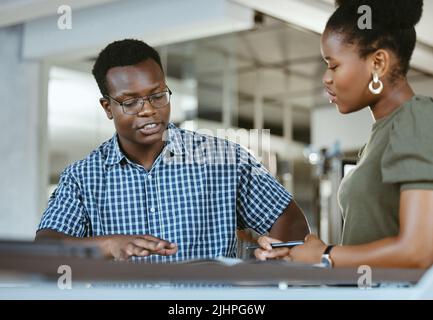 Due seri imprenditori afroamericani che si riuniscono al lavoro. Uomo d'affari e donna d'affari che parlano in un ufficio. Uomo e donna Foto Stock