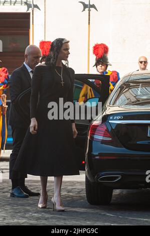 Roma, Italia. 20th luglio 2022. Italia, Roma, Vaticano, 22/07/20. Il Principe Alberto II di Monaco e la sua principessa consorte Charlene di Monaco arrivano, per un incontro privato con il Santo Padre, al cortile di San Damaso.il principe Alberto II di Monaco e la principessa consorte Charlene di Monaco arrivano, per un incontro privato con il Santo Padre, Nel cortile di San Damaso. Foto di Massimiliano MIGLIORATO/Catholic Press Photo Credit: Agenzia fotografica indipendente/Alamy Live News Foto Stock