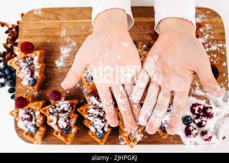 Palmi spettacolo bambini in polvere di zucchero piatto Foto Stock